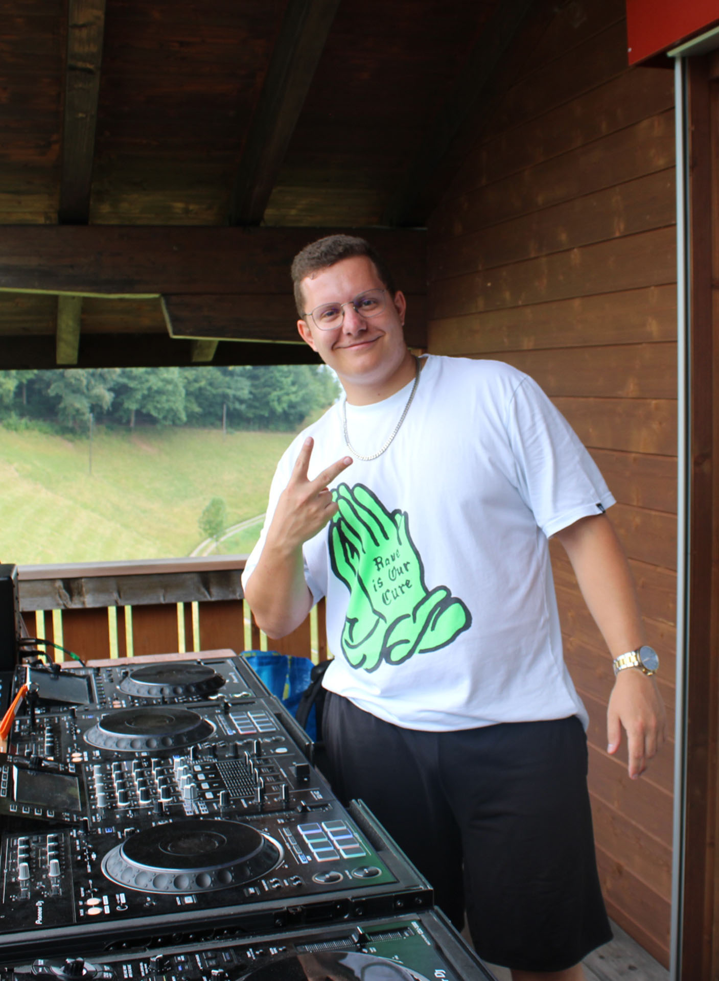 MiteX recording a set for Youtube